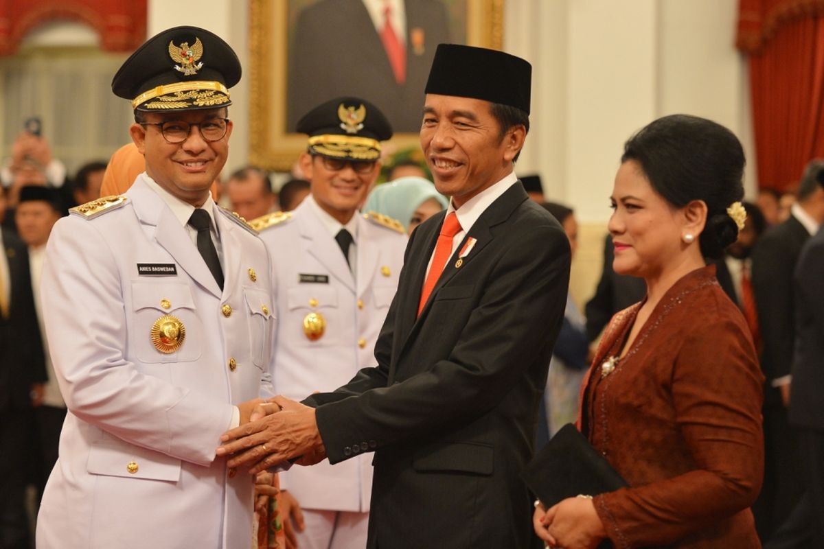 Presiden Joko Widodo (kedua kanan) didampingi Ibu Negara Iriana Joko Widodo (kanan) memberikan ucapan selamat kepada Gubernur DKI Jakarta Anies Baswedan (kiri) disaksikan Wakil Gubernur Sandiaga Uno saat pelantikan, di Istana Negara, Jakarta, Senin (16/10/2017). Presiden Joko Widodo melantik Anies Baswedan sebagai Gubernur DKI Jakarta dan Sandiaga Uno sebagai Wakil Gubernur DKI Jakarta untuk periode 2017-2022.  