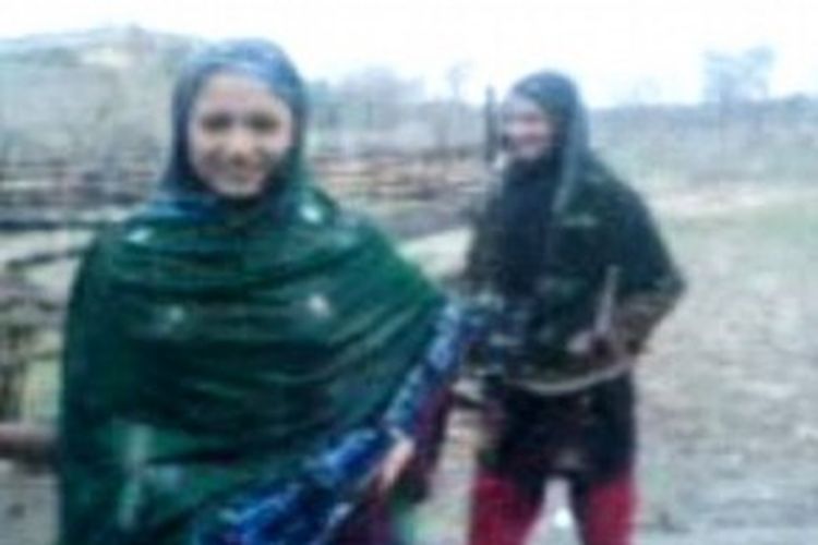 Dua gadis remaja, Noor Basra (15 tahun) dan Noor Sheza (16 tahun), ketika difilmkan sedang bermain dan menari di luar rumah mereka di Pakistan