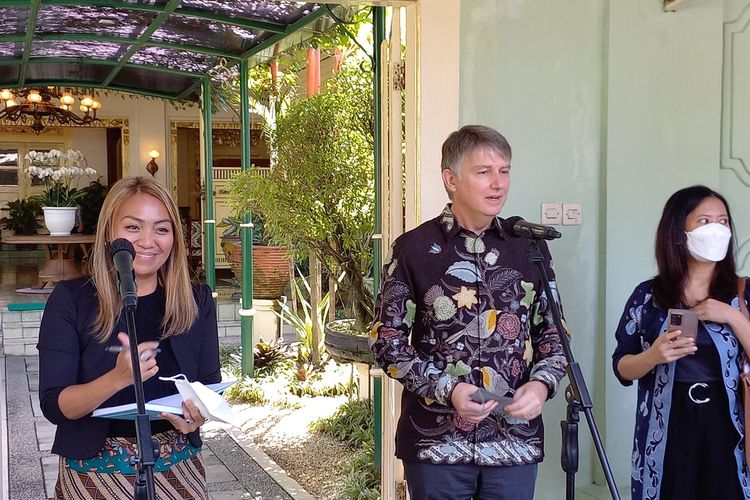 Owen Jenkins setelah bertemu dengan Sri Sultan HB X di Kepatihan, Kota Yogyakarta, Selasa (21/6/2022)