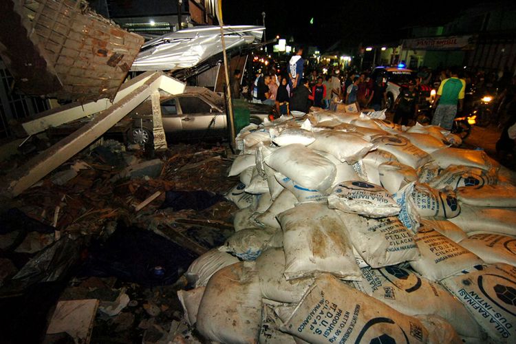 Sejumlah warga memperhatikan lokasi tempat terjadinya kecelakaan truk di jalur tengah Tegal-Purwokerto, Desa Jatisawit, Bumiayu, Brebes, Jawa Tengah, Minggu (20/5/2018). Truk pengangkut gula yang diduga mengalami rem blong tersebut menabrak enam rumah, satu kios buah, 19 sepeda motor, dua mobil sehingga mengakibatkan 11 orang meninggal dan sejumlah warga luka-luka.