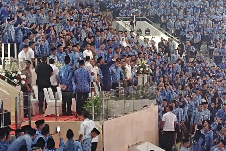 Presiden Joko Widodo menghadiri upacara hari ulang tahun ke-47 Korps Pegawai Republik Indonesia (Korpri) di Istora Senayan, Jakarta, Kamis (29/11/2018) pagi. Usai upacara selesai, Jokowi mengajak ribuan aparatur sipil negara (ASN) yang hadir untuk berswafoto atau selfie. 