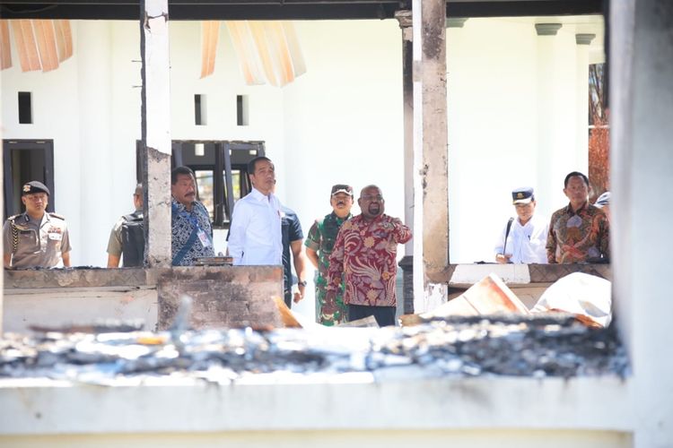 Presiden Joko Widodo meninjau Kantor Bupati Jayawijaya yang hangus terbakar saat terjadi kerusuhan pada 23 September lalu. Jayawijaya, Papua, Senin (28/10/2019)