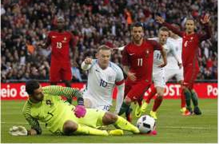 Penjaga gawang Portugal, Rui Patricio (kiri), melakukan penyelamatan dengan membendung tembakan striker Inggris, Wayne Rooney, pada pertandingan persahabatan di Stadion Wembley, Kamis (2/6/2016).