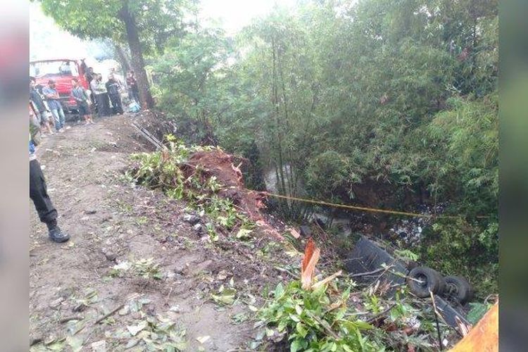 Kecelakaan maut di Kabupaten Tasikmalaya, Jawa Barat, Sabtu (25/6/2022). Bus berisi rombongan SD masuk jurang sedalam 10 meter. Tiga orang dilaporkan tewas.