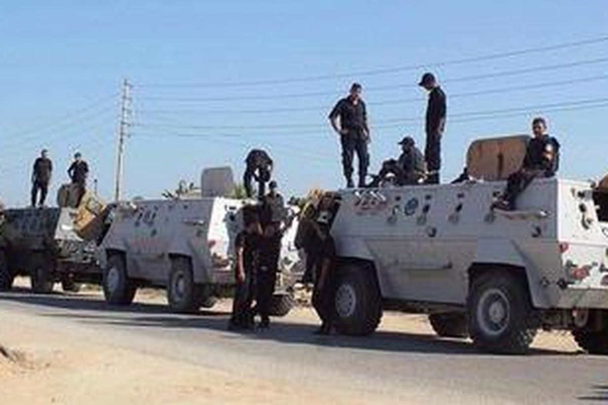 Aparat keamanan dan kendaraan lapis baja Mesir mempersiapkan diri untuk operasi militer untuk menumpas kelompok garis keras di Semenanjung Sinai, Kamis (8/8/2012). 