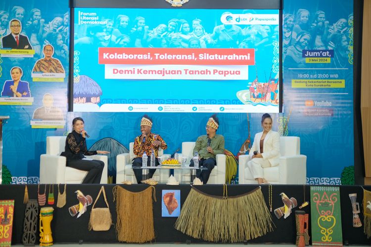 Tiga narasumber dalam kegiatan Forum Literasi Demokrasi yang diadakan oleh Direktorat Jenderal (Ditjen) Informasi dan Komunikasi Publik, Kementerian Komunikasi dan Informatika (Kemenkominfo) yang bertemakan ?Kolaborasi, Toleransi, Silaturahmi Demi Kemajuan Tanah Papua? di Gedung Sekretariat Bersama, Kota Surakarta, Jumat (3/5/2024).