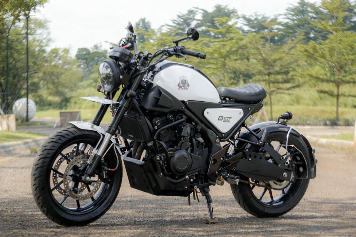 Tampilan standar Honda CB500F bergaya naked sport rupanya kurang menarik buat Iwan Lumbagaol. Alhasil karena hasrat modifikasi sudah tak terbendung dipilihlah gaya bobber cruiser.