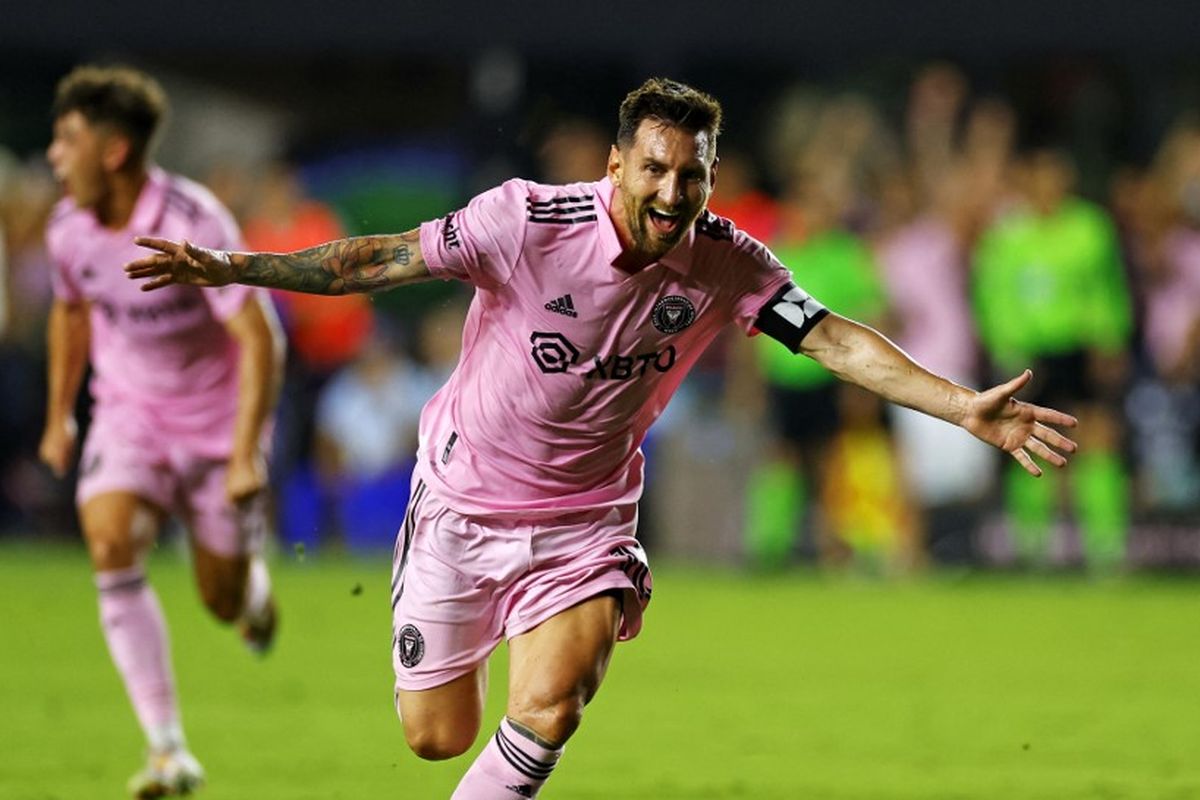 Selebrasi Lionel Messi usai mencetak gol kemenangan dalam laga Inter Miami vs Cruz Azul pada ajang Leagues Cup di Stadion DRV PNK, Fort Lauderdale, Florida, Sabtu (22/7/2023). Pertandingan Inter Miami vs Cruz Azul tuntas dengan skor 2-1. 