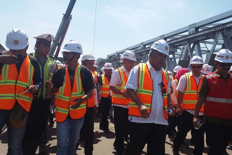 Menteri Pekerjaan Umum dan Perumahan Rakyat Basuki Hadimuljono sedang meninjau perbaikan Jembatan Cincin Lama di Kabupaten Lamongan, Jumat (11/5/2018).