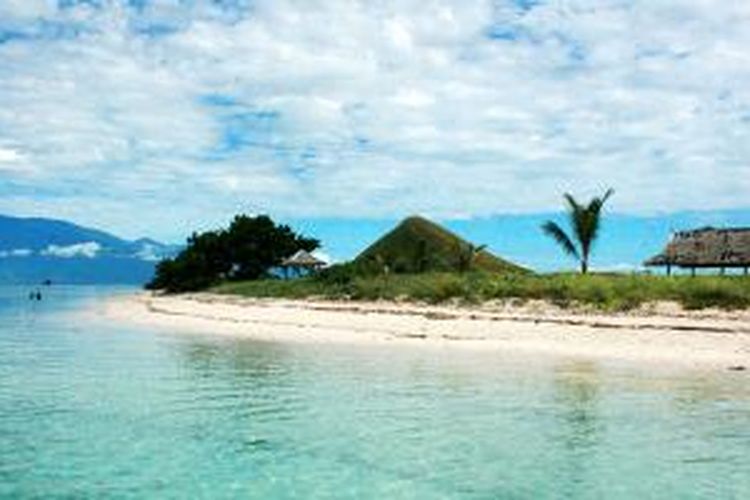 Pulau Kenawa di Kabupaten Sumbawa Barat, Nusa Tenggara Barat, merupakan salah satu dari delapan pulau dalam gugusan pulau yang disebut Gili Balu di Selat Alas. Delapan pulau itu memiliki kekhasan masing-masing, termasuk Pulau Kenawa. Pengunjung berdatangan untuk melihat keindahan Pulau Kenawa. Foto diambil pada Rabu (8/4/2015).