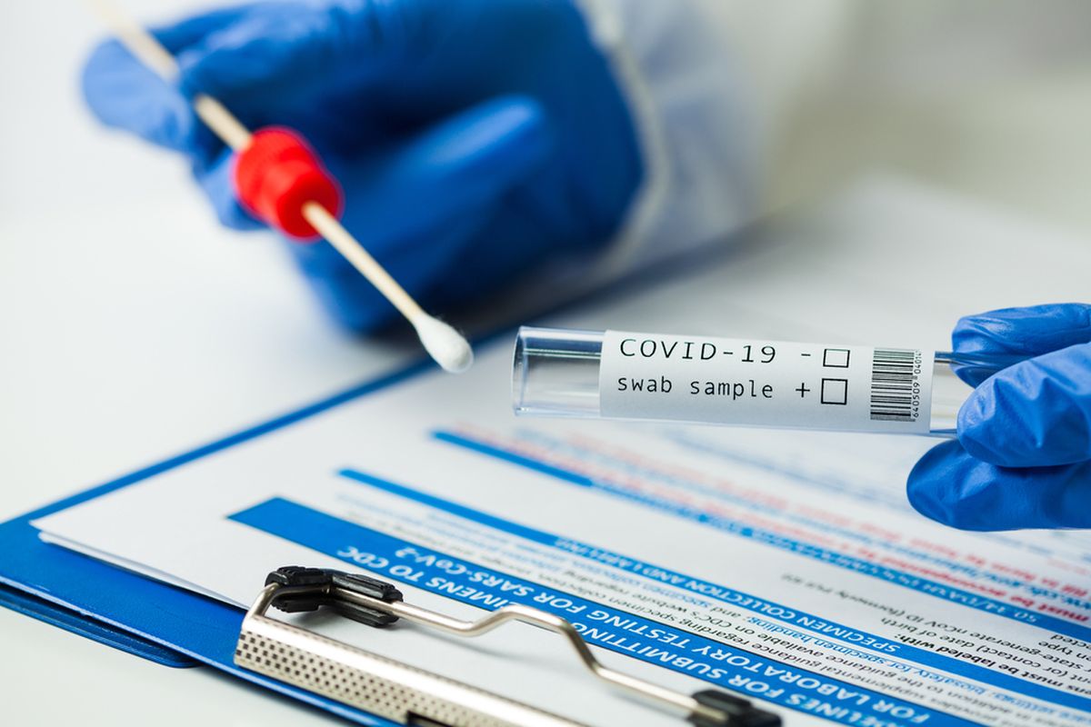 Ilustrasi tes swab Covid-19 untuk mendeteksi infeksi virus corona untuk hentikan pandemi Covid-19.