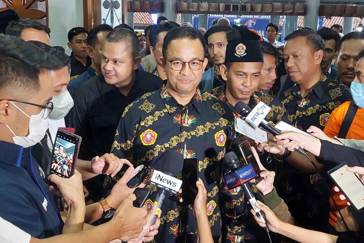 Gubernur DKI Jakarta Anies Baswedan saat menghadiri peringatan hari ulang tahun (HUT) ke-62 dan Bulan Bakti Karang Taruna DKI Jakarta yang digelar di Setu Babakan, Jakarta Selatan, Minggu (9/10/2022) sore.