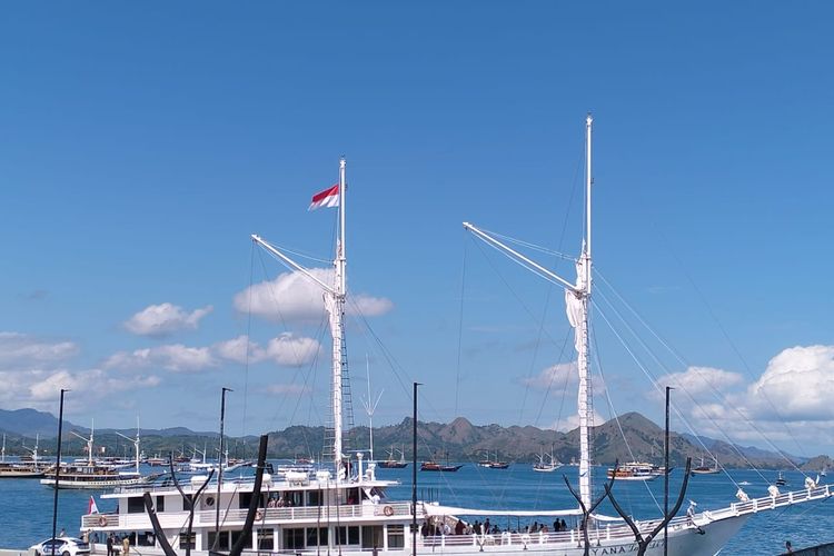 Foto : Presiden Joko Widodo bersama keluarga menghabiskan hari kedua liburan lebaran di Labuan Bajo, Kabupaten Manggarai Barat, NTT, dengan mengunjungi Taman Nasional Komodo, Senin (24/4/2023).