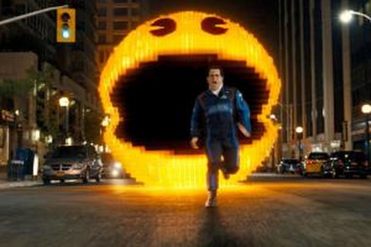Salah satu adegan PAC-MAN membuat kekacauan di tengah kota dalam film Pixels.