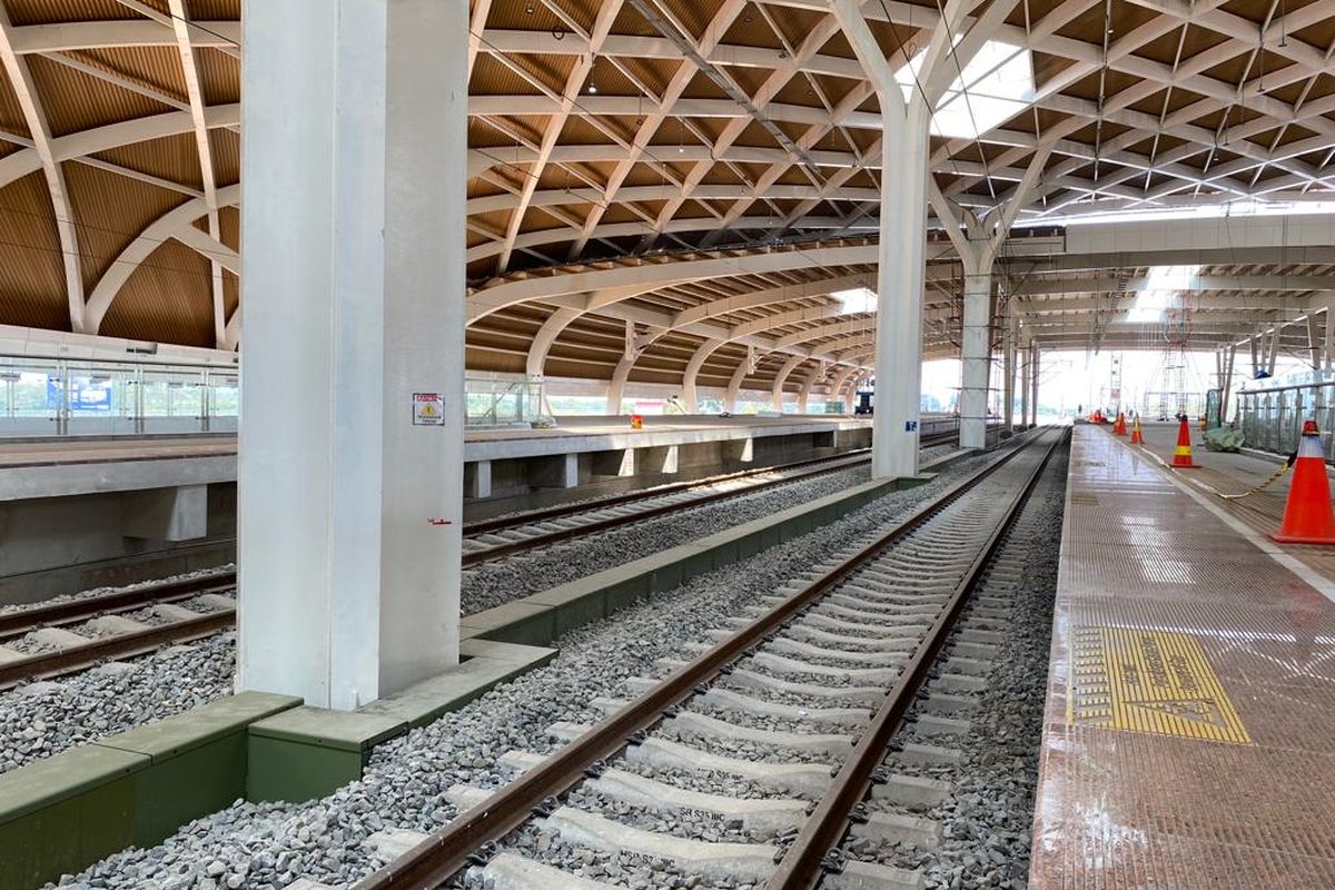 Lintasan Kereta Cepat Jakarta Bandung di Stasiun Halim, Jakarta Timur, Sabtu (12/8/2023). 