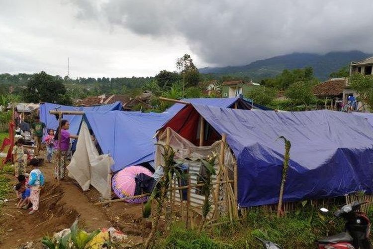 Lokasi posko pengungsi di Kampung Pasirgombong, Desa Sukamulya, Kecamatan Cugenang, Kabupaten Cianjur, Jawa Barat, yang masih terisolasi karena akses jalan masih tertutup longsor. 
