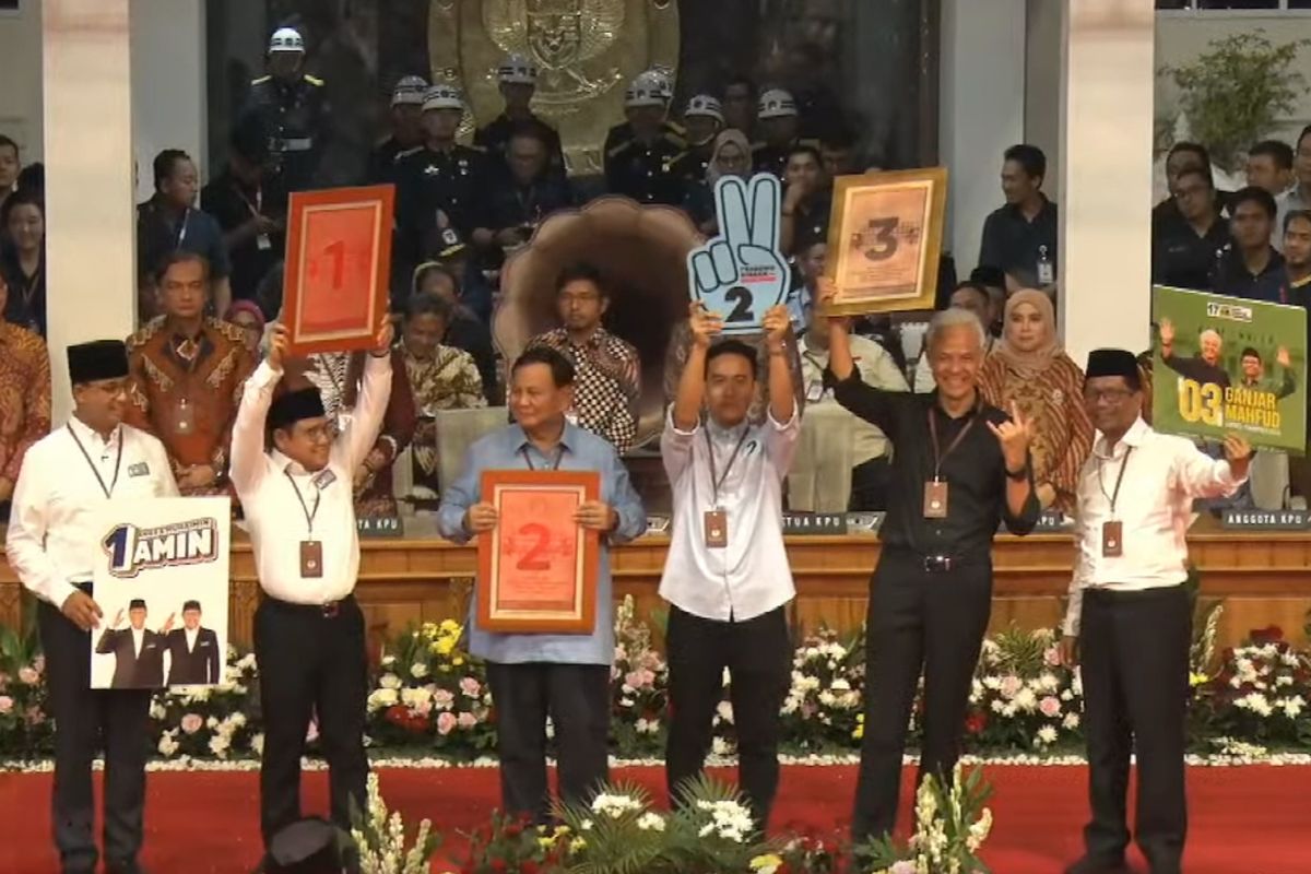 Tiga pasang calon presiden dan wakil presiden berfoto bersama plakat nomor urut untuk Pemilihan Presiden 2024, Selasa (14/11/2023).