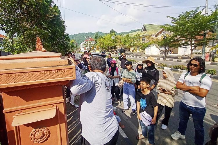 Sejumlah anak muda Gorontalo saat mengikuti pelatihan pemandu wisata kota tua, mereka mendapat penjelasan dari instruktur terkait keberadaan brievenbus di depan kantor pos. Wisata kota tua saat ini mulai diminati wisatawan mancanegara.