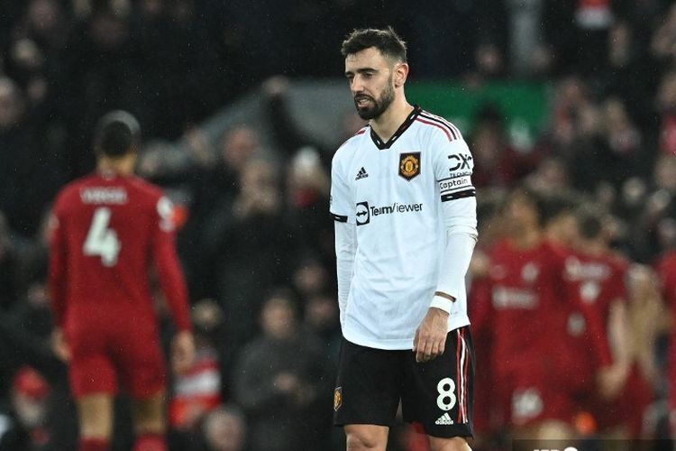 Bruno Fernandes berjalan kaki lemas saat Man United kalah 0-7 dari Liverpool. Laga Premier League alias Liga Inggris 2022-2023  antara Liverpool vs Man United digelar di Stadion Anfield, Minggu (5/3/2023).
 (Photo by Paul ELLIS / AFP)