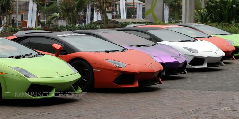 Supercar premium Lamborghini, Ferrari, Porsche, Jeep, Lotus dan berbagai merek lainnya terparkir di mall Senayan City Jakarta Pusat, Minggu (3/11/2013).