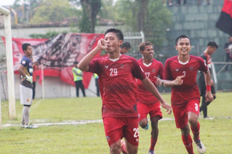 Pemain tengah Persipur Purwodadi, Albebta Dewangga Santoso selebrasi kemenangan bersama rekannya setelah membobol gawang PPSM Sakti Magelang, di Stadion Krida Bakti Purwodadi, Grobogan, Minggu (7/5/2017) sore.‎