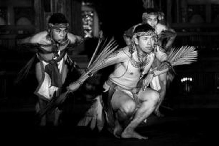 Para penari membawakan tarian turuk laggai dari Mentawai di Bentara Budaya Jakarta, Selasa (3/9/2013). Pentas ini sekaligus menandai pameran kain kulit kayu bertajuk ”Fuya and Tapa: Bark Cloth Tradition in Indonesia and Oceania” yang akan digelar hingga 12 September 2013. Selain pameran, juga digelar diskusi dan pelatihan membuat kain kulit kayu.