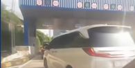 Mobil Dinas Pelat RI 25 Diduga Serobot Antrean di Pintu Tol Cilandak