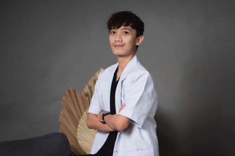 dr. Riyo Pungki Irawan (24) membuka layanan konsultasi medis online secara gratis khusus untuk membantu pasien Covid-19 isoman. (Foto dokumentasi Humas UGM)