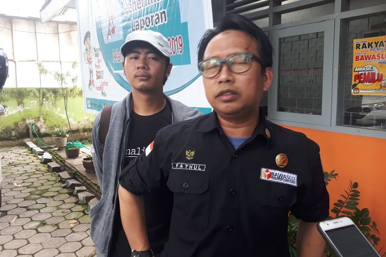 Ketua Bawaslu Kabupaten Probolinggo Fathul Qorib menunggu kesimpulan daei Panwascam Tiris mengenai temuan paket sembako di Tiris.