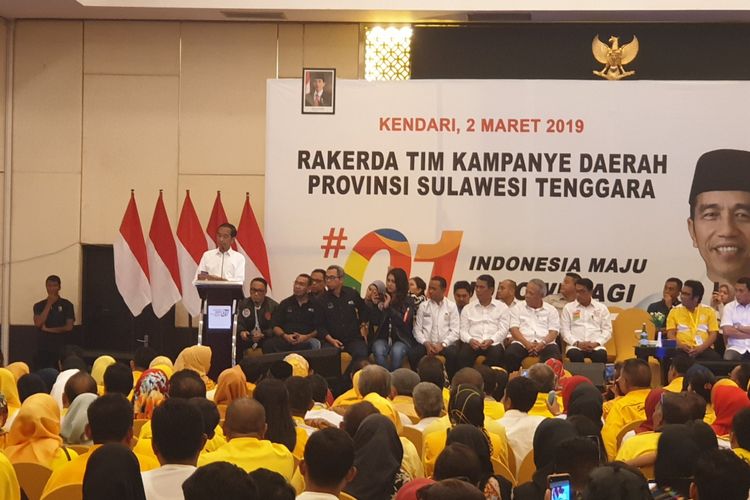 Calon presiden Joko Widodo saat bertemu dengan tim kampanye daerah Sulawesi Tenggara, di Kendari, Sabtu (2/3/2019).