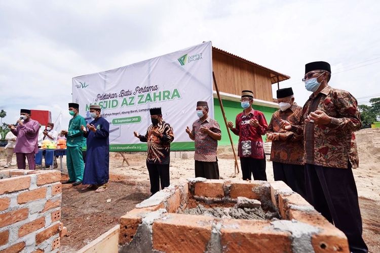 Perwakilan manajemen Dompet Dhuafa dan Muwakif (pewakaf) beserta jajaran muspika Abung Barat, melakukan simbolisasi peletakan batu pertama pembangunan Masjid Az Zahra di kawasan wakaf PBM Cahaya Negeri, Rabu (15/8/2021).