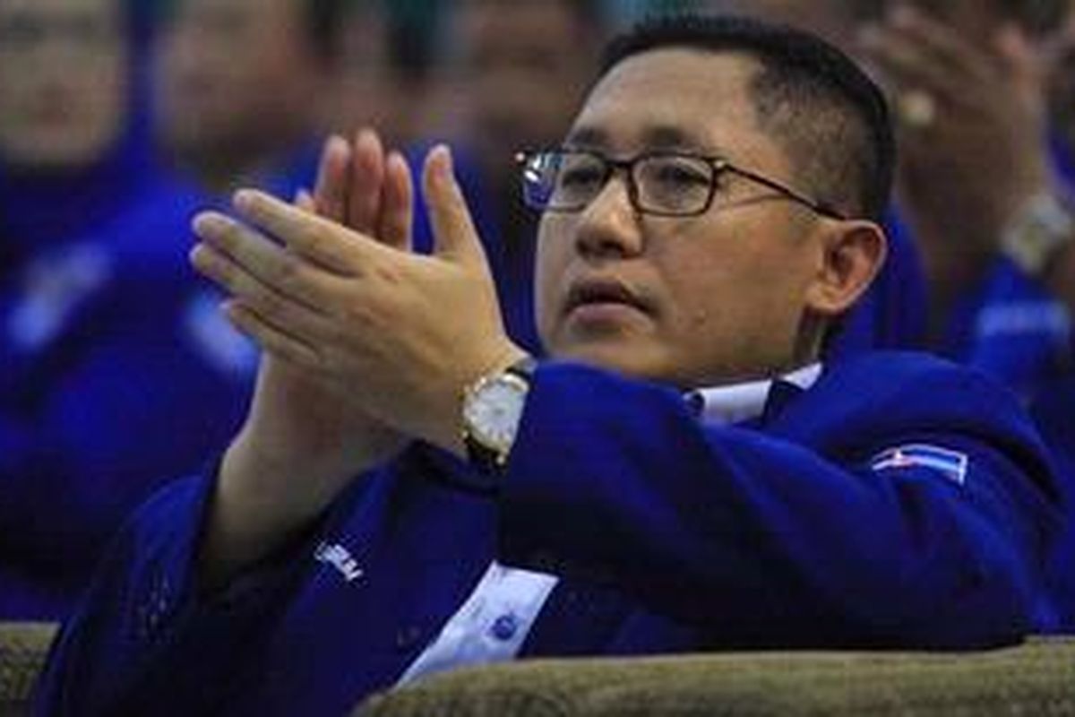 Ketua Umum DPP Partai Demokrat, Anas Urbaningrum saat hadir pada Rapat Pimpinan Daerah (Rapimda) Partai Demokrat Provinsi Sumsel, di Aula Asrama Haji, Palembang, Jumat (15/2/2013). Sebelum membuka secara resmi rangkaian acara, Anas sempat memimpin langsung prosesi mengheningkan cipta. Kedatangan Anas didampingi oleh petinggi partai, Saan Mustofa dan Ketua DPD Partai Demokrat Sumatera Selatan, Ishak Mekki.