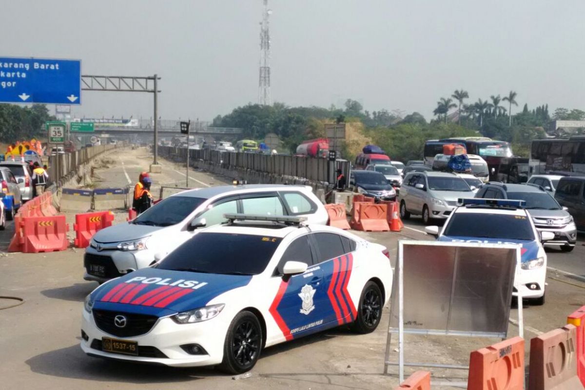 Pemberlakukan contraflow di Tol Jakarta-Cikampek, Selasa (12/6/2018) siang. 