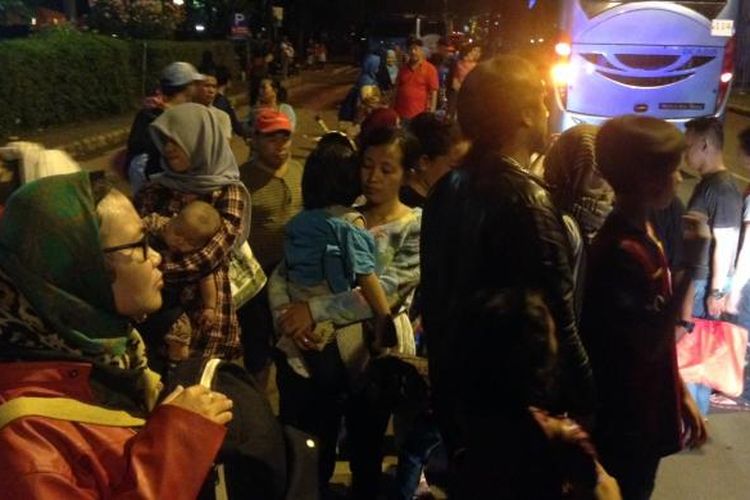 Ratusan pengunjung Ancol Taman Impian yang menunggu Bus Wara Wiri untuk berkeliling di dalam Ancol, Kamis (31/12/2015) malam. 


