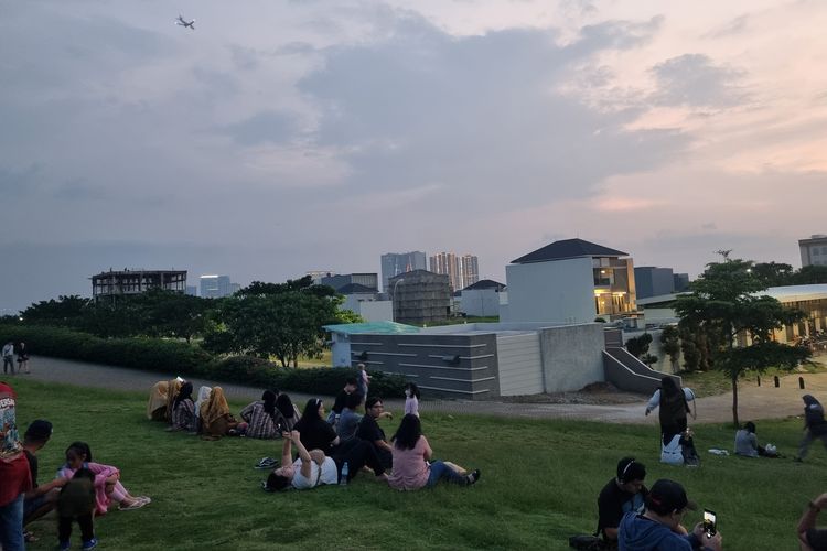 Bersantai di kawasan Pantai Maju PIK, Jakarta Utara, Sabtu (11/3/2023)