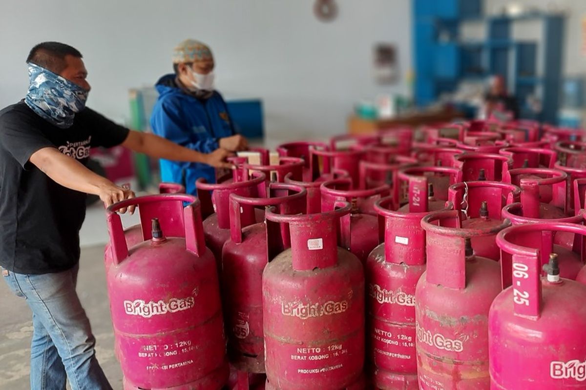 Pegawai di agen Elbugas Tasikmalaya menunjukkan stok gas non subsidi masih banyak akibat penjualan merosot usai kenaikan harga baru oleh PT Pertamina, Senin (28/2/2022).