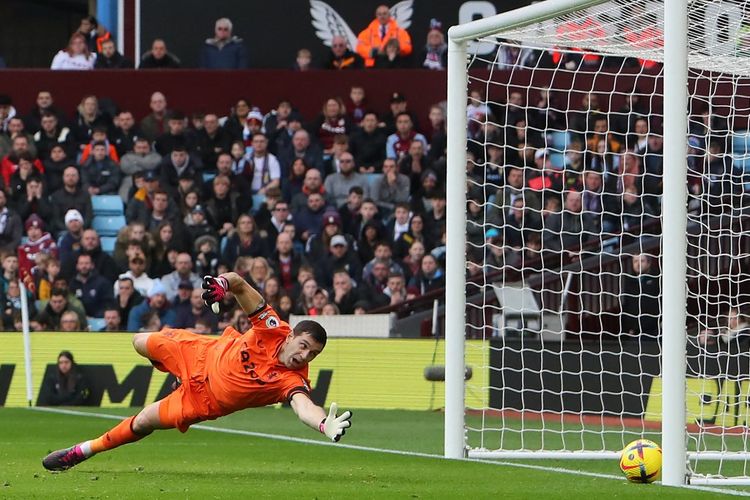 Kiper Aston Villa, Emiliano Martinez, tak mampu menghentikan tendangan Oleksandr Zinchenko dalam pertandingan Aston Villa vs Arsenal pada pekan ke-24 Liga Inggris 2022-2023, Sabtu (18/2/2023). Laga Aston Villa vs Arsenal tuntas dengan skor 2-4. (Foto oleh Geoff Caddick / AFP) 