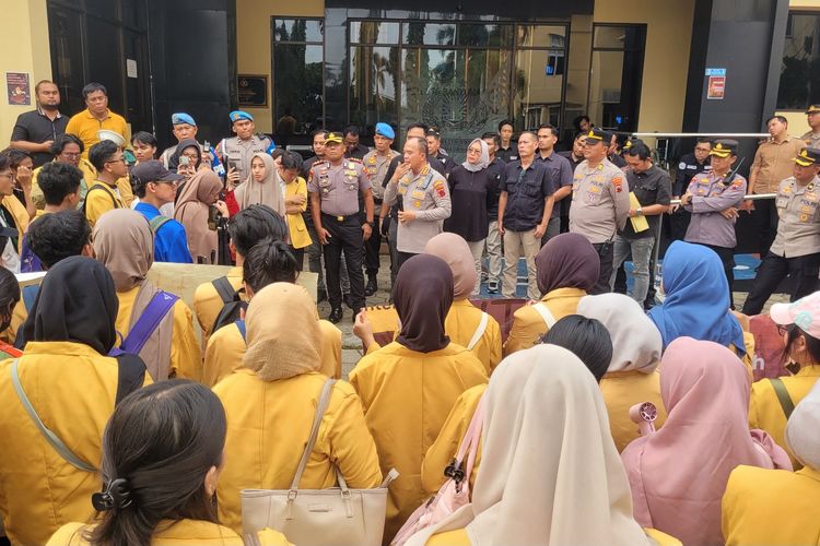 Tuntut Penuntasan Kasus Kekerasan Seksual dan Penganiayaan, Puluhan Mahasiswa Unsoed Demo Mapolresta Banyumas