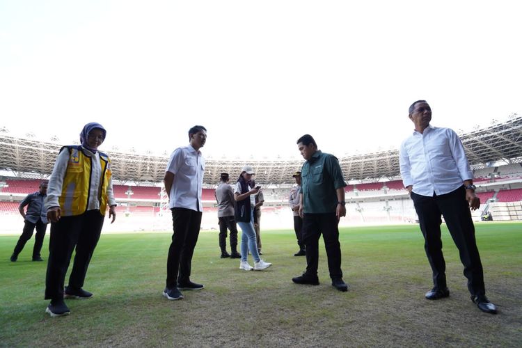 Ketua Umum PSSI dan Ketua Panitia Penyelenggara (LOC) Piala Dunia U20 2023, Erick Thohir, meninjau kesiapan Stadion Utama Gelora Bung Karno (SUGBK) menjelang Piala Dunia U20 2023 pada Senin (13/3/2023). 
