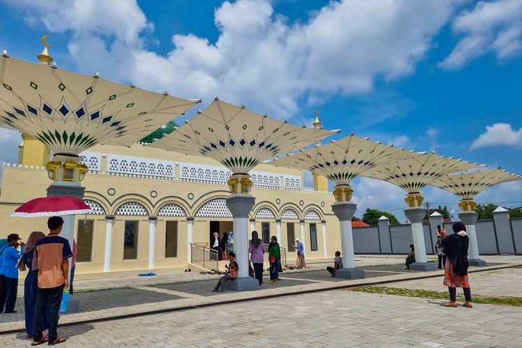 Replika Masjid Nabawi di Kompleks Wisata Edukasi Religi Boyolali, Senin (1/1/2024).