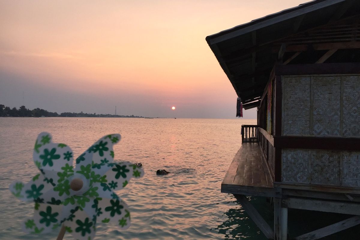 Pemandangan matahari terbenam di resor Tidung Lagoon, di Pulau Tidung, Kepulauan Seribu.