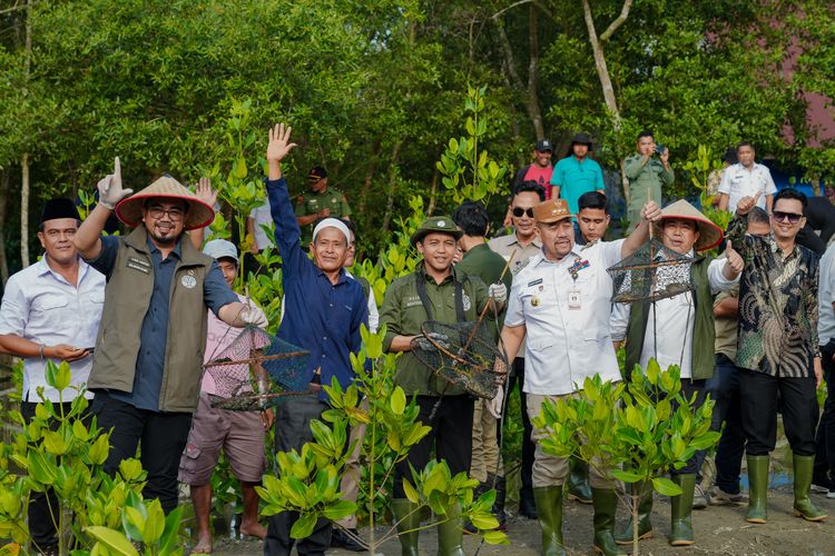 Menteri Kehutanan (Menhut) Raja Juli Antoni bersama Wakil Menteri Kehutanan (Wamenhut) Sulaiman Umar, beserta jajaran Kementerian Kehutanan (Kemenhut) berfoto bersama usai melakukan Kick Off Mangroves for Coastal Resilience (M4CR) di Medan, Sumatera Utara, Rabu (10/9/2025).