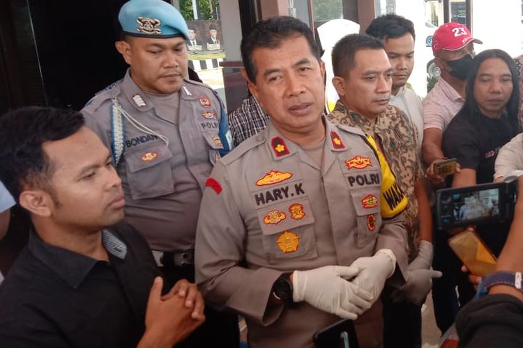 Wakapolres Jombang, Kompol Hary Kurniawan, menyampaikan perkembangan penanganan kasus pembunuhan terhadap M Sapto Sugiyono (46), di Mapolres Jombang, Jumat (15/9/2023).
