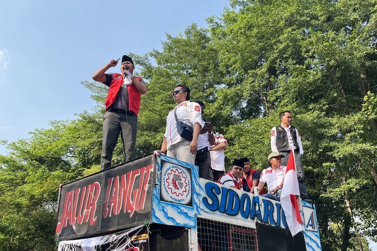 Madas Tarik Mundur Massa saat BEM Nusantara Dorong Pagar Kejati Jatim Desak Penangkapan Febrie Adriansyah