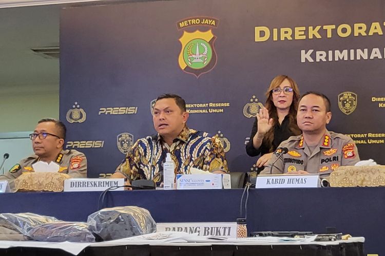 (Dirreskrimum Polda Metro Jaya Kombes Hengki Haryadi (tengah) bersama Kabid Humas Polda Metro Jaya Kombes Trunoyudo (kanan) saat konferensi pers kasus penembakan kantor pusat MUI, di Mapolda Metro Jaya, Jumat (5/5/2023).