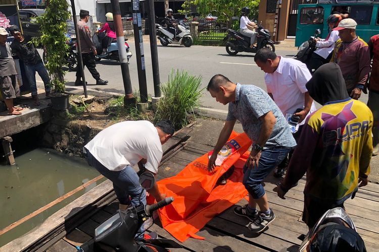 Potongan tubuh manusia ditemukan di sebuah parit Jalan Danau Sentarum, Kecamatan Pontianak Kota, Kota Pontianak, Kalimantan Barat (Kalbar), Rabu (15/5/2024). Saat ini jenazah telah dievakuasi dan dibawa ke rumah sakit untuk otopsi. 