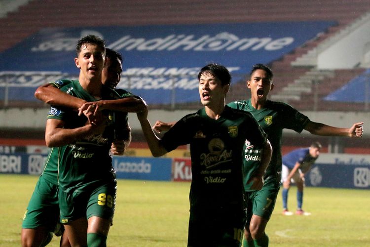 Pencetak gol Persebaya Surabaya Bruno Moreira dan Taisei Marukawa ke gawang Persib Bandung saat pertandingan pekan 16 Liga 1 2021-2022 melawan Persebaya Surabaya yang berakhir dengan skor 0-3 di Stadion Maguwoharjo Sleman, Rabu (8/12/2021) malam.