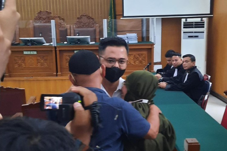 Terdakwa Irfan Widyanto memeluk ibu dan ayahnya jelang putusan kasus obstruction of justice pembunuhan berencana Brigadir J, di Pengadilan Negeri Jakarta Selatan, Jumat (24/2/2023).