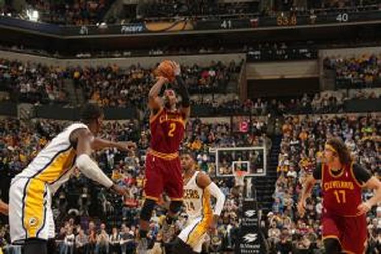 Pemain Cleveland Cavaliers, Kyrie Irving (2) melakukan tembakan saat timnya menghadapi Indiana Pacers di Bankers Life Fieldhouse, pada lanjutan kopetisi NBA, Sabtu (31/12/2013).