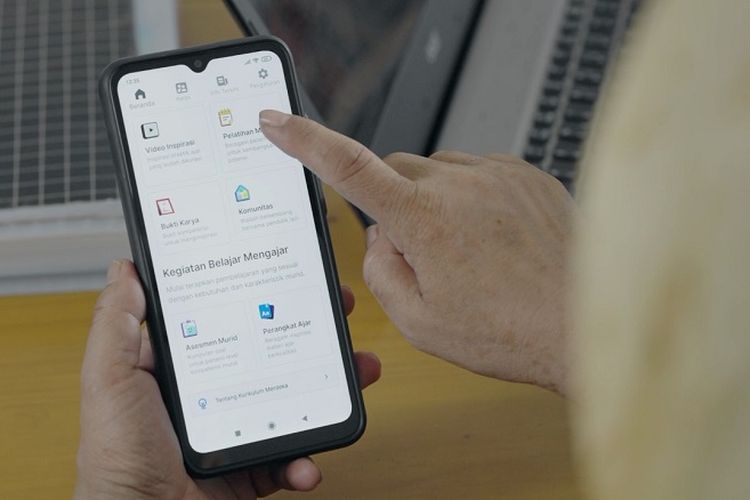 Penggunaan Platform Merdeka Mengajar di ponsel tenaga pengajar 